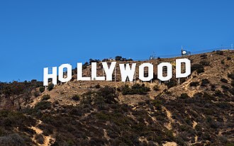 14 metre boyundaki harflerden oluşan ünlü "Hollywood" yazısı Los Angeles'taki Hollywood tepelerine inşa edildi. Yazı önce "Hollywoodland" şeklindeyken, 1949 yılındaki yenileme sırasında son dört harf atılmıştır.