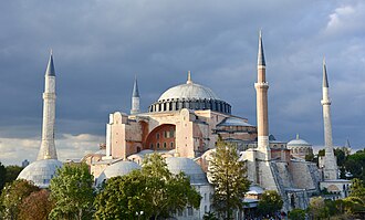 Ayasofya, çıkan isyanlar sırasında yakıldı.