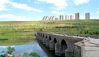 Diyarbakır'da, Ergani çevresindeki kazılarda bulunan 9 bin yıl öncesine ait kumaş parçasının, en eski kumaş kalıntısı olduğu açıklandı.
